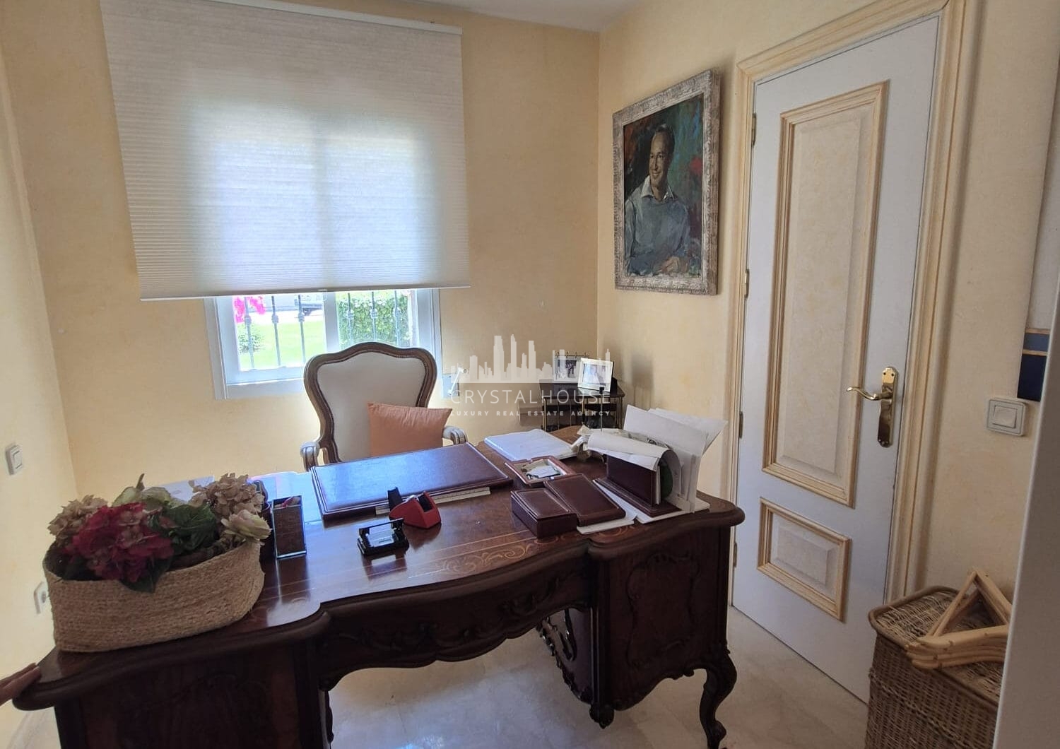 Spacious Ground-Floor Apartment with Private Garden in Park Beach