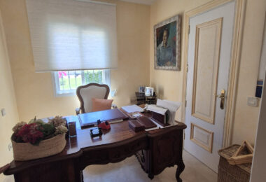 Spacious Ground-Floor Apartment with Private Garden in Park Beach