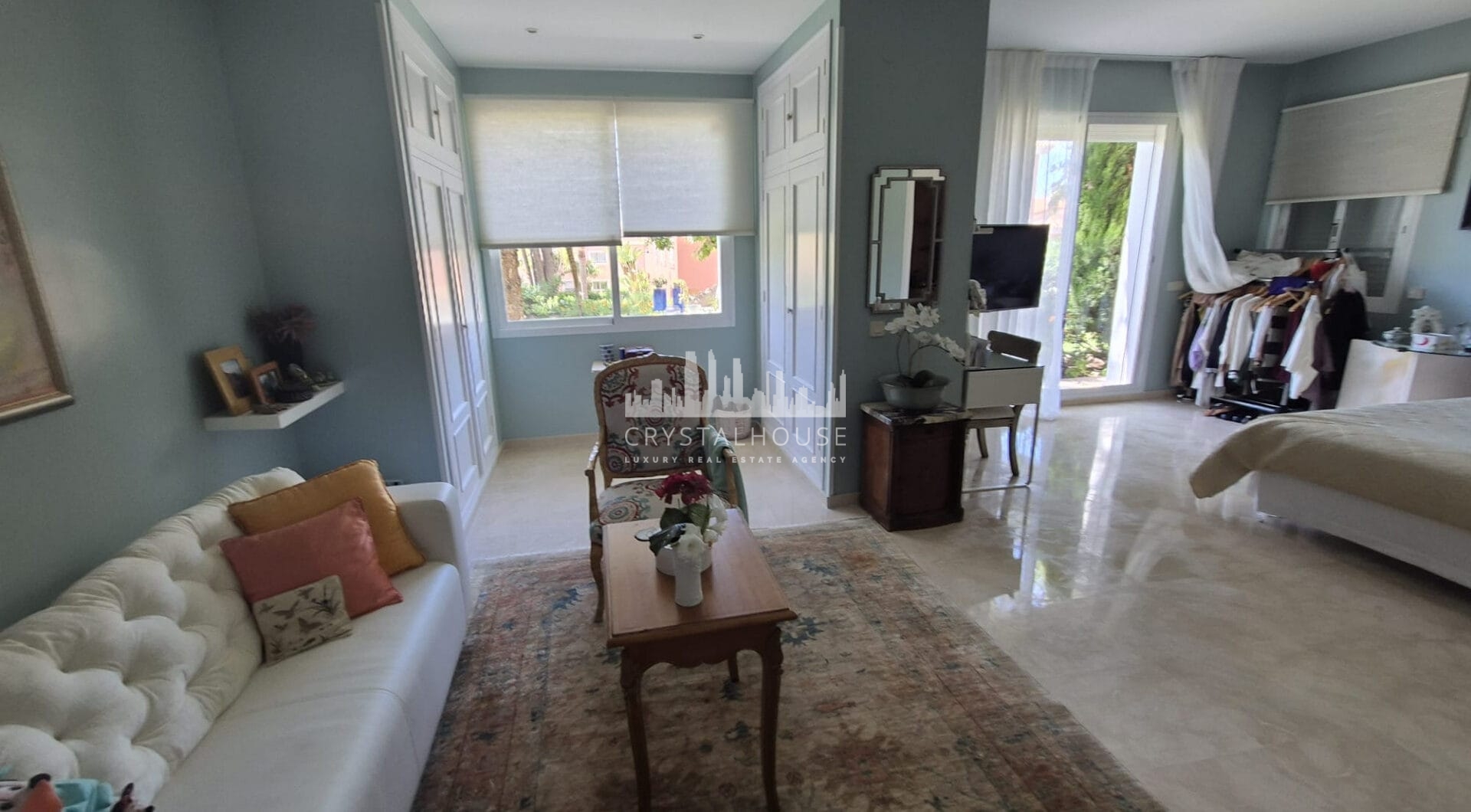 Spacious Ground-Floor Apartment with Private Garden in Park Beach