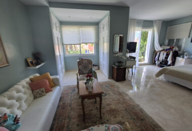 Spacious Ground-Floor Apartment with Private Garden in Park Beach