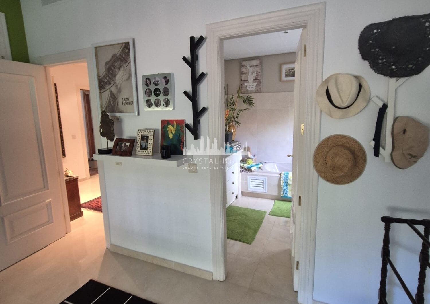 Spacious Ground-Floor Apartment with Private Garden in Park Beach