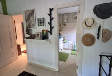 Spacious Ground-Floor Apartment with Private Garden in Park Beach