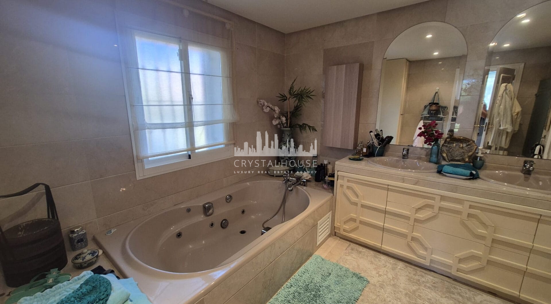 Spacious Ground-Floor Apartment with Private Garden in Park Beach