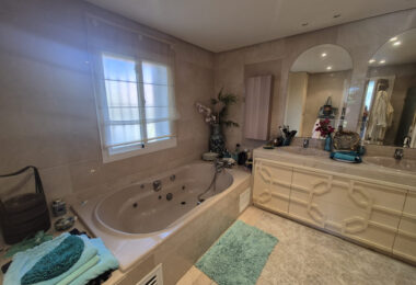 Spacious Ground-Floor Apartment with Private Garden in Park Beach