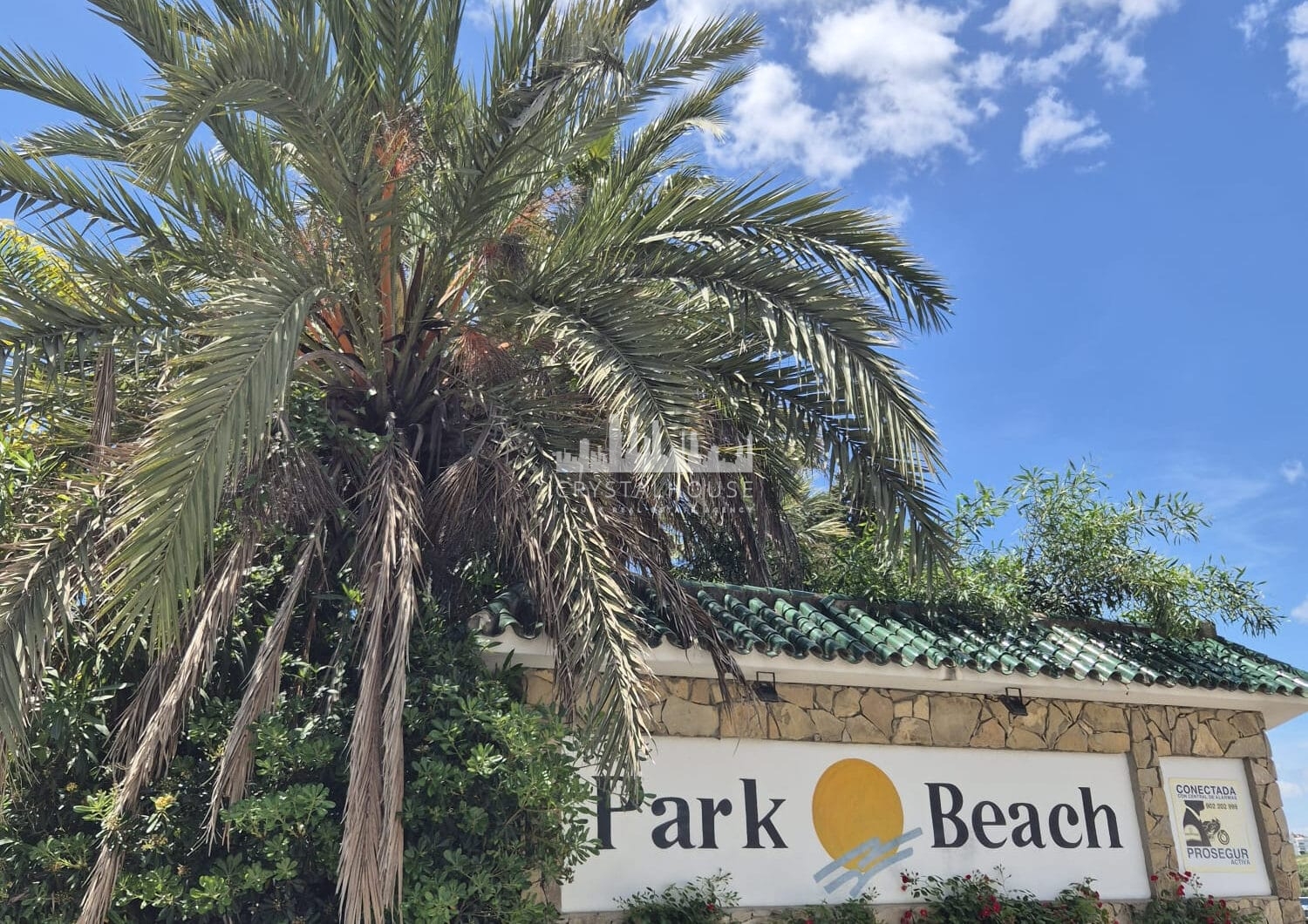 Spacious Ground-Floor Apartment with Private Garden in Park Beach
