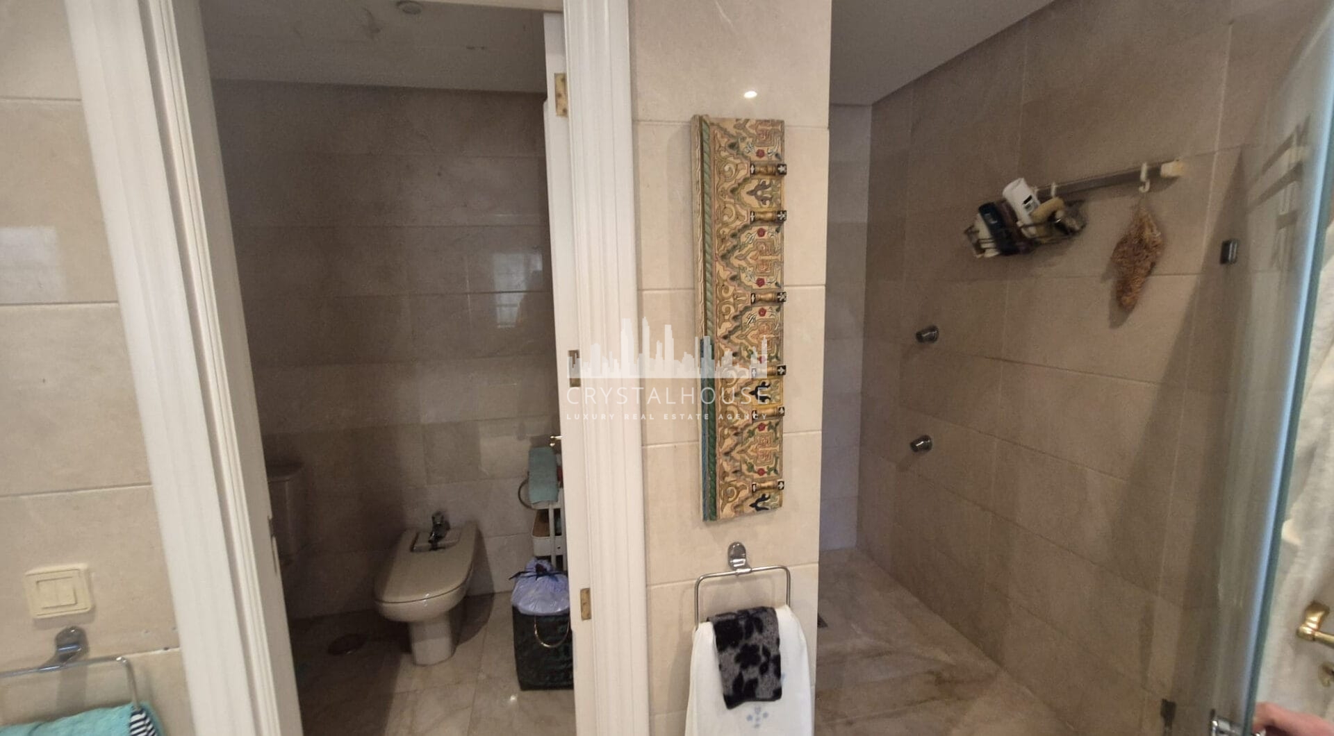 Spacious Ground-Floor Apartment with Private Garden in Park Beach