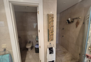 Spacious Ground-Floor Apartment with Private Garden in Park Beach