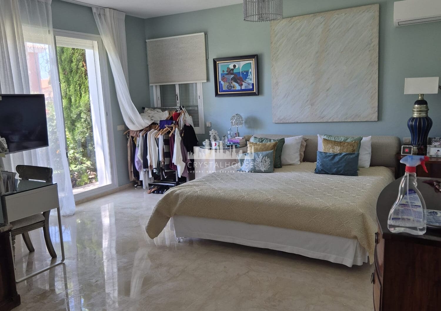 Spacious Ground-Floor Apartment with Private Garden in Park Beach