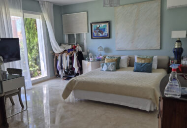 Spacious Ground-Floor Apartment with Private Garden in Park Beach