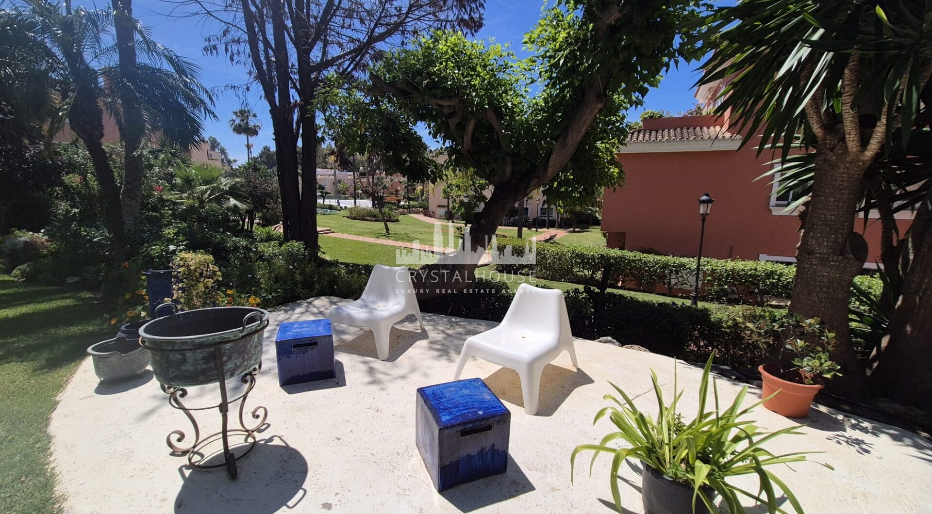 Spacious Ground-Floor Apartment with Private Garden in Park Beach