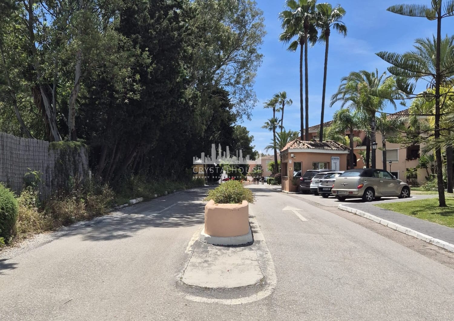 Spacious Ground-Floor Apartment with Private Garden in Park Beach