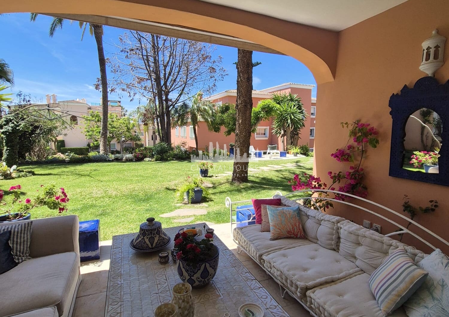 Spacious Ground-Floor Apartment with Private Garden in Park Beach