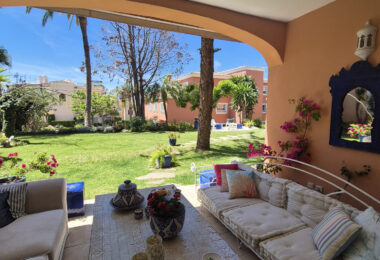 Spacious Ground-Floor Apartment with Private Garden in Park Beach