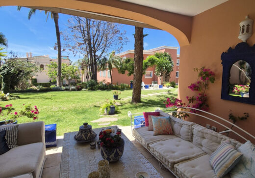 Spacious Ground-Floor Apartment with Private Garden in Park Beach