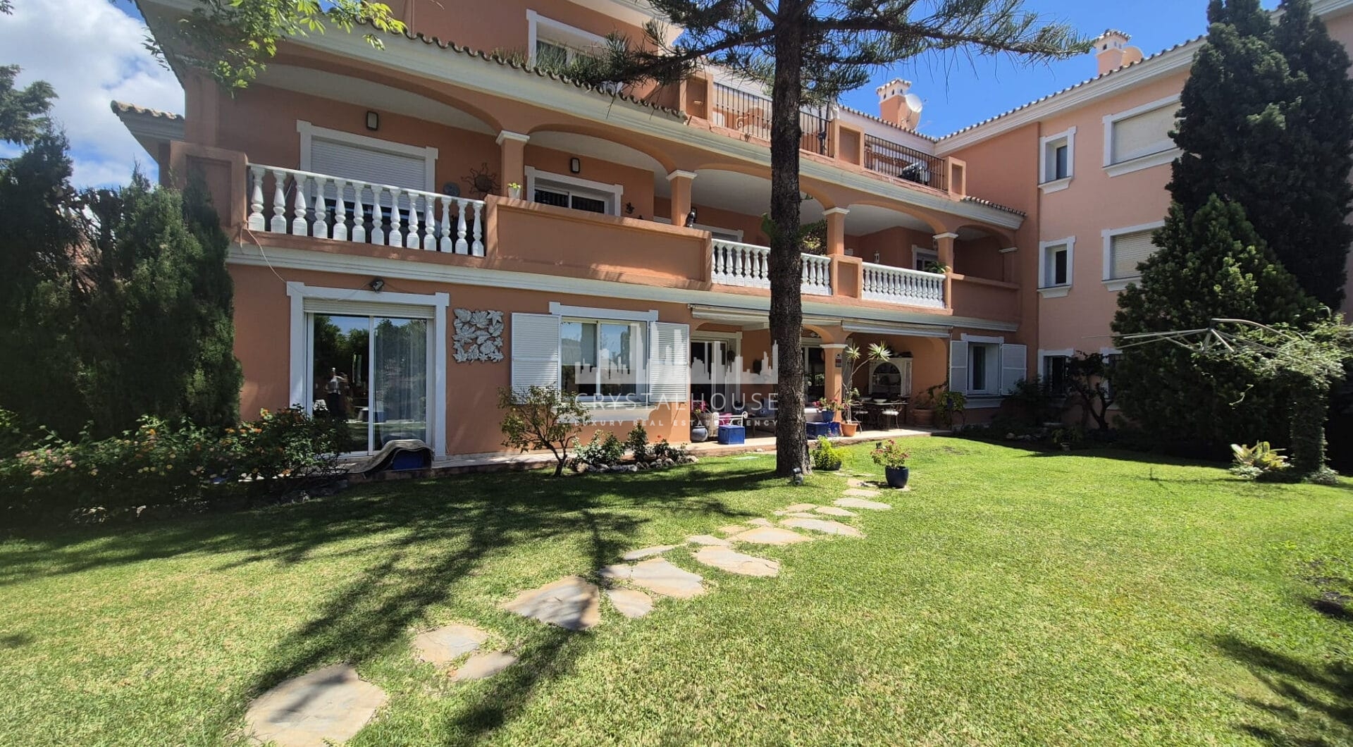Spacious Ground-Floor Apartment with Private Garden in Park Beach