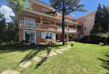 Spacious Ground-Floor Apartment with Private Garden in Park Beach