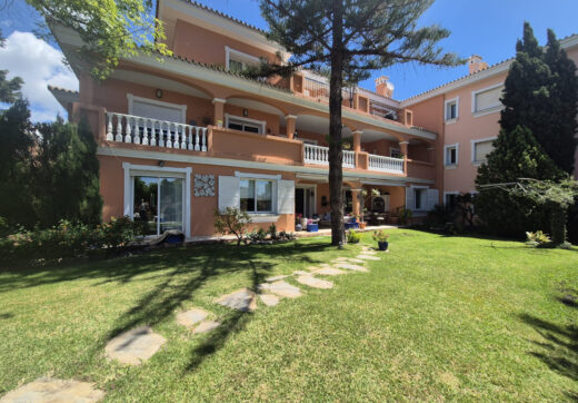 Spacious Ground-Floor Apartment with Private Garden in Park Beach