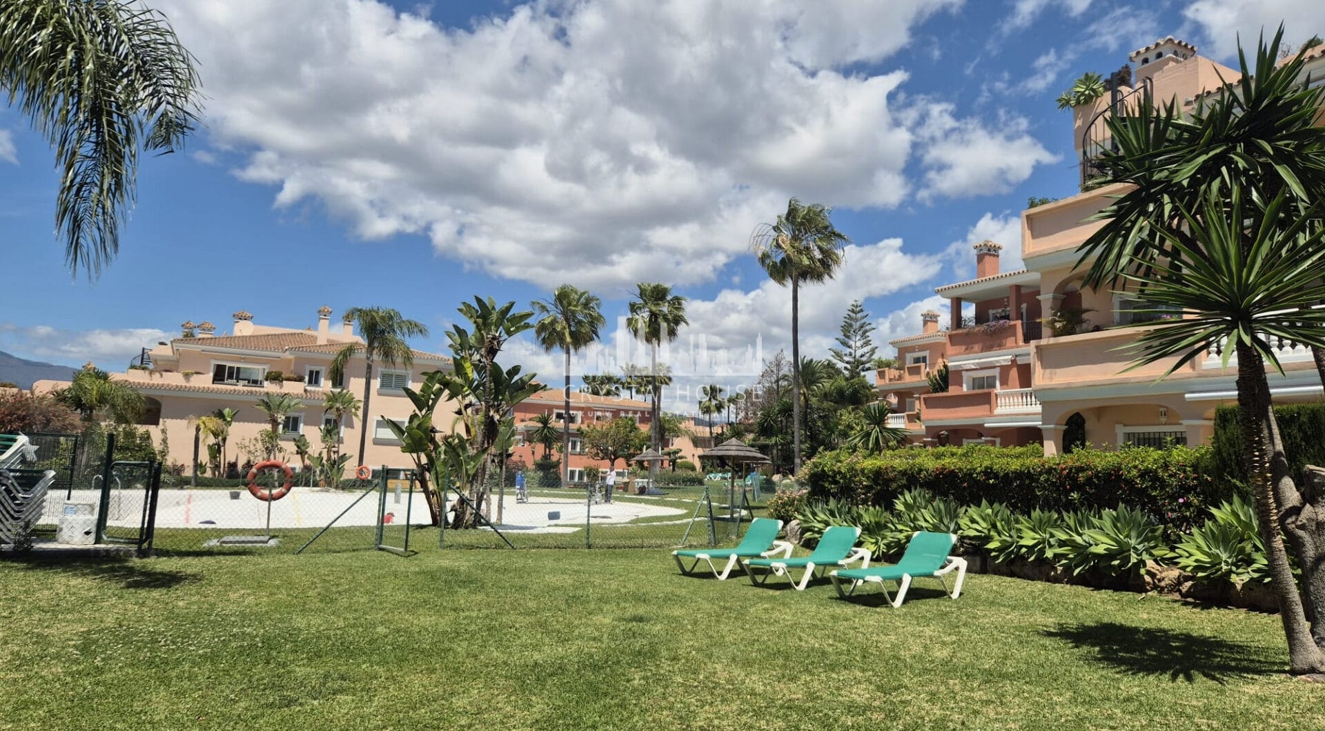 Spacious Ground-Floor Apartment with Private Garden in Park Beach