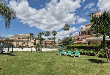 Spacious Ground-Floor Apartment with Private Garden in Park Beach