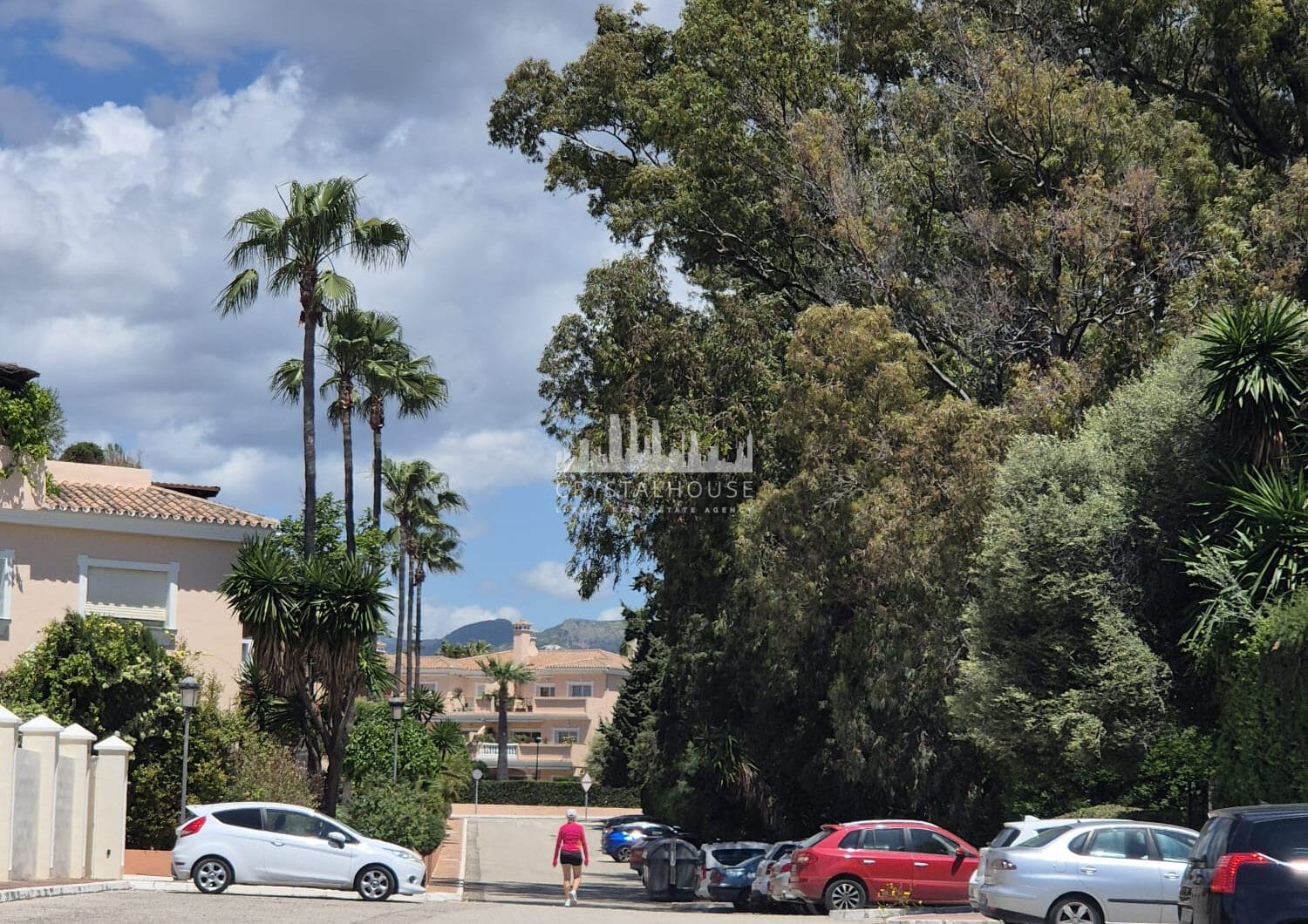 Spacious Ground-Floor Apartment with Private Garden in Park Beach