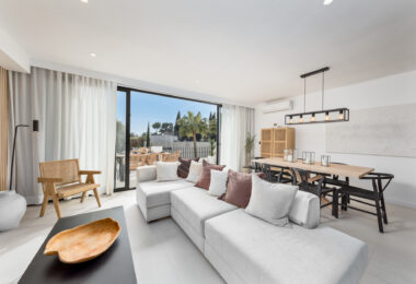 Elegant Renovated Townhouse Near Aloha Golf – Private Garden and Gated Community