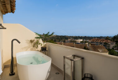 Elegant Renovated Townhouse Near Aloha Golf – Private Garden and Gated Community
