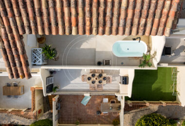 Elegant Renovated Townhouse Near Aloha Golf – Private Garden and Gated Community
