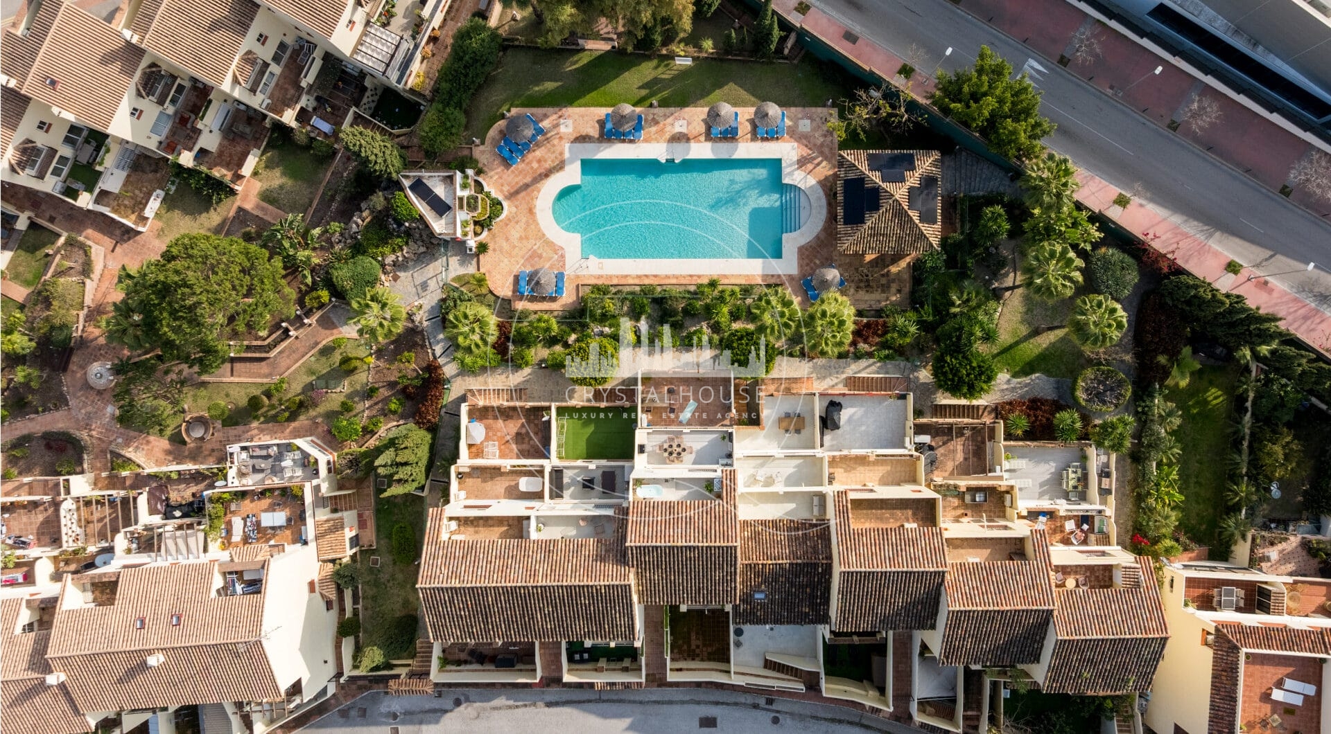 Elegant Renovated Townhouse Near Aloha Golf – Private Garden and Gated Community