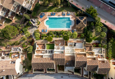Elegant Renovated Townhouse Near Aloha Golf – Private Garden and Gated Community
