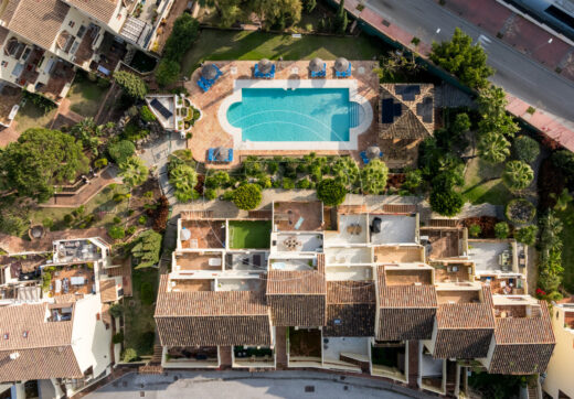 Elegant Renovated Townhouse Near Aloha Golf – Private Garden and Gated Community