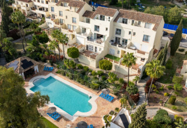 Elegant Renovated Townhouse Near Aloha Golf – Private Garden and Gated Community