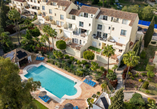 Elegant Renovated Townhouse Near Aloha Golf – Private Garden and Gated Community