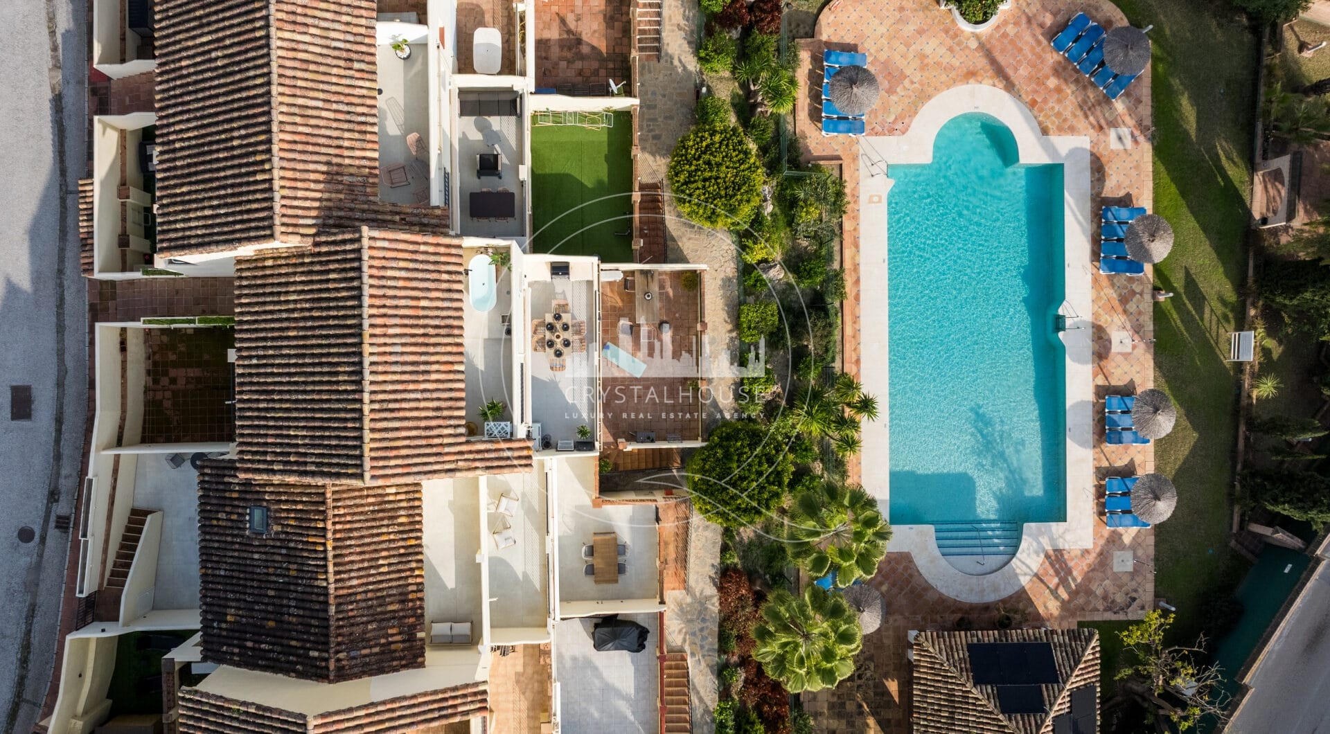Elegant Renovated Townhouse Near Aloha Golf – Private Garden and Gated Community