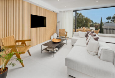 Elegant Renovated Townhouse Near Aloha Golf – Private Garden and Gated Community