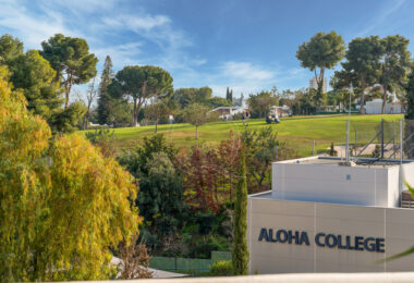 Elegant Renovated Townhouse Near Aloha Golf – Private Garden and Gated Community