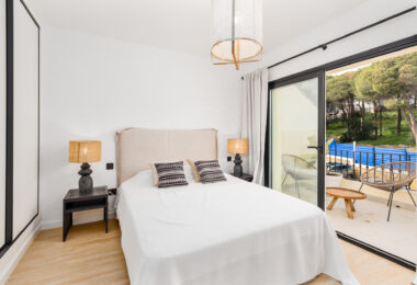 Elegant Renovated Townhouse Near Aloha Golf – Private Garden and Gated Community