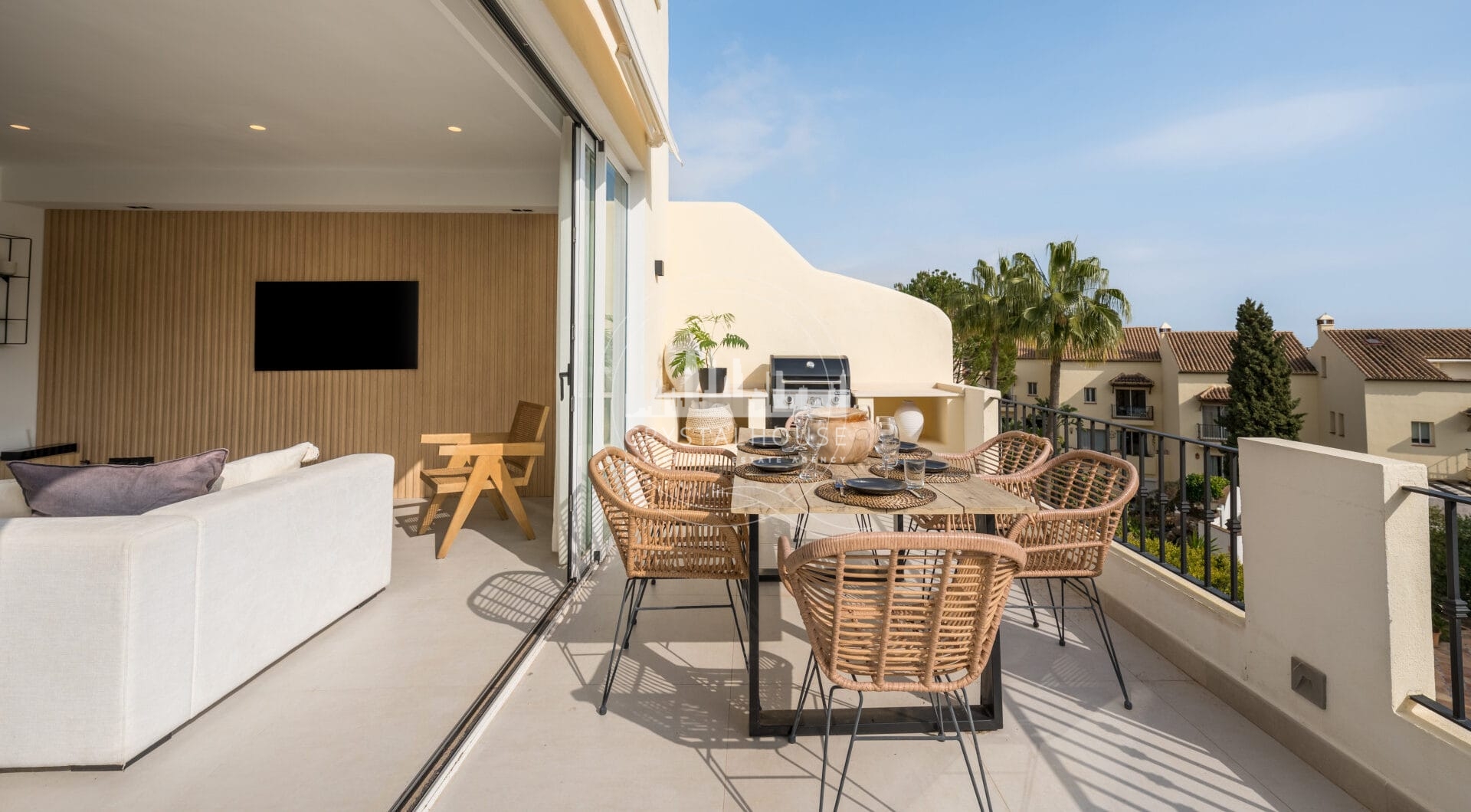 Elegant Renovated Townhouse Near Aloha Golf – Private Garden and Gated Community
