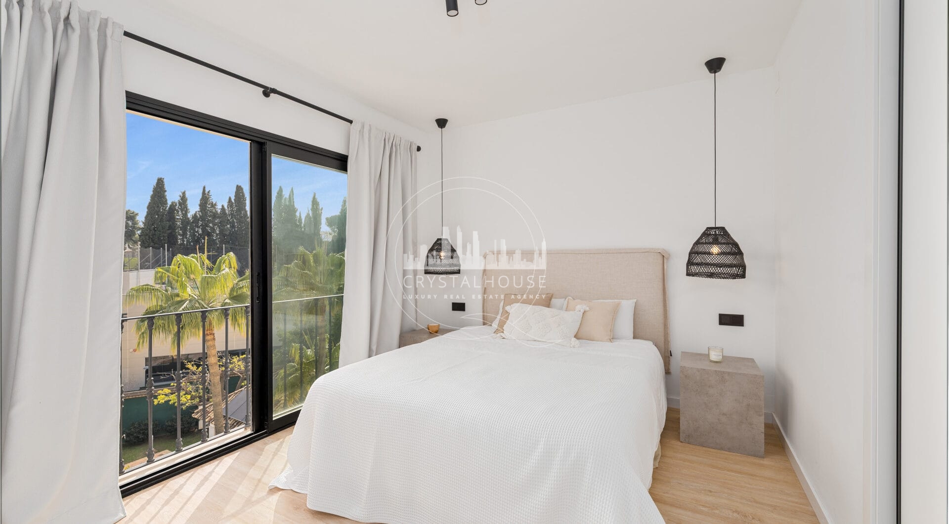 Elegant Renovated Townhouse Near Aloha Golf – Private Garden and Gated Community