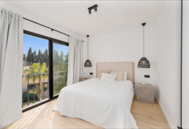 Elegant Renovated Townhouse Near Aloha Golf – Private Garden and Gated Community