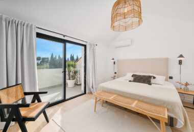 Elegant Renovated Townhouse Near Aloha Golf – Private Garden and Gated Community