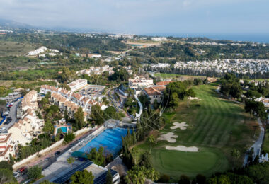 Elegant Renovated Townhouse Near Aloha Golf – Private Garden and Gated Community