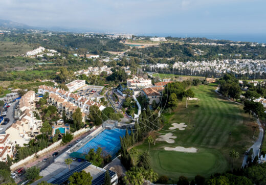 Elegant Renovated Townhouse Near Aloha Golf – Private Garden and Gated Community