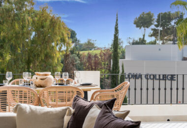 Elegant Renovated Townhouse Near Aloha Golf – Private Garden and Gated Community