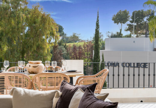 Elegant Renovated Townhouse Near Aloha Golf – Private Garden and Gated Community