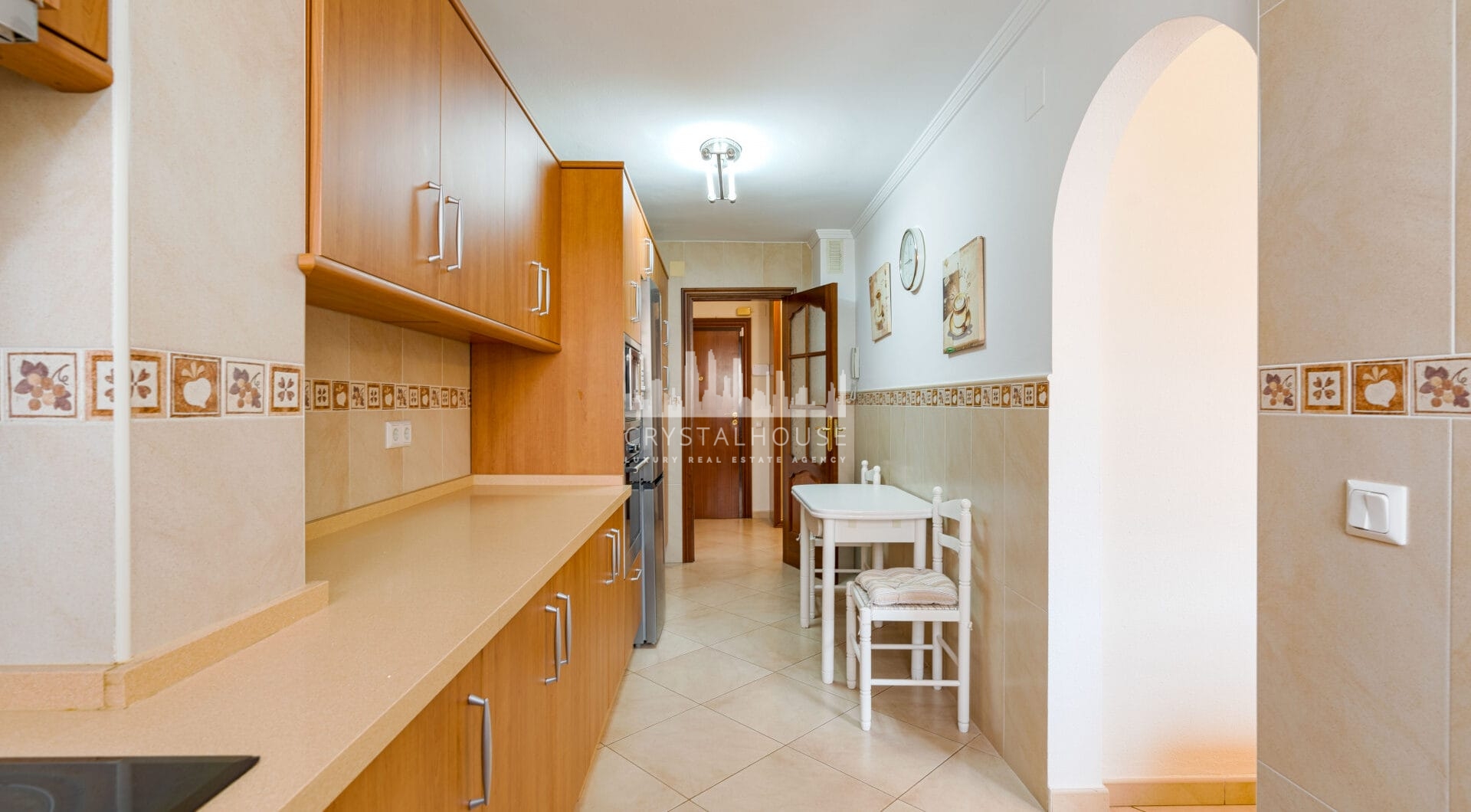 Bright renovated flat just 500 m from Fuengirola beach. 2 bedrooms + dining room, 2 bathrooms, spacious kitchen, balcony, and communal areas with pool and sports court. Second floor with lift.