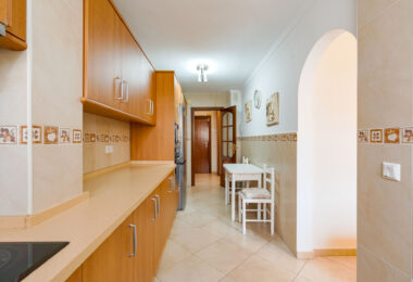 Bright renovated flat just 500 m from Fuengirola beach. 2 bedrooms + dining room, 2 bathrooms, spacious kitchen, balcony, and communal areas with pool and sports court. Second floor with lift.