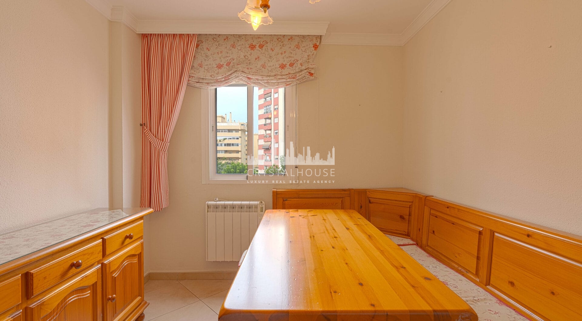 Bright renovated flat just 500 m from Fuengirola beach. 2 bedrooms + dining room, 2 bathrooms, spacious kitchen, balcony, and communal areas with pool and sports court. Second floor with lift.