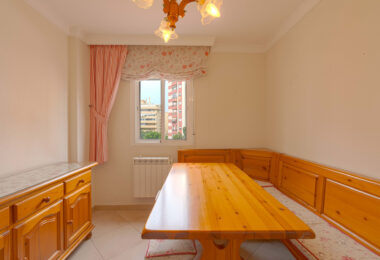 Bright renovated flat just 500 m from Fuengirola beach. 2 bedrooms + dining room, 2 bathrooms, spacious kitchen, balcony, and communal areas with pool and sports court. Second floor with lift.