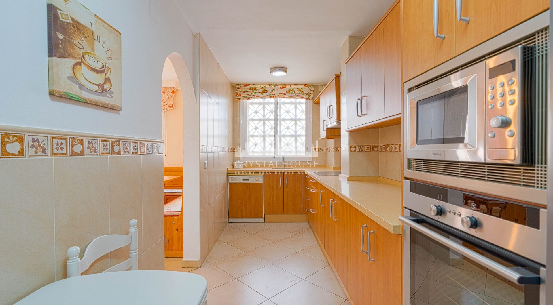 Bright renovated flat just 500 m from Fuengirola beach. 2 bedrooms + dining room, 2 bathrooms, spacious kitchen, balcony, and communal areas with pool and sports court. Second floor with lift.