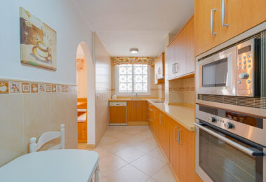 Bright renovated flat just 500 m from Fuengirola beach. 2 bedrooms + dining room, 2 bathrooms, spacious kitchen, balcony, and communal areas with pool and sports court. Second floor with lift.